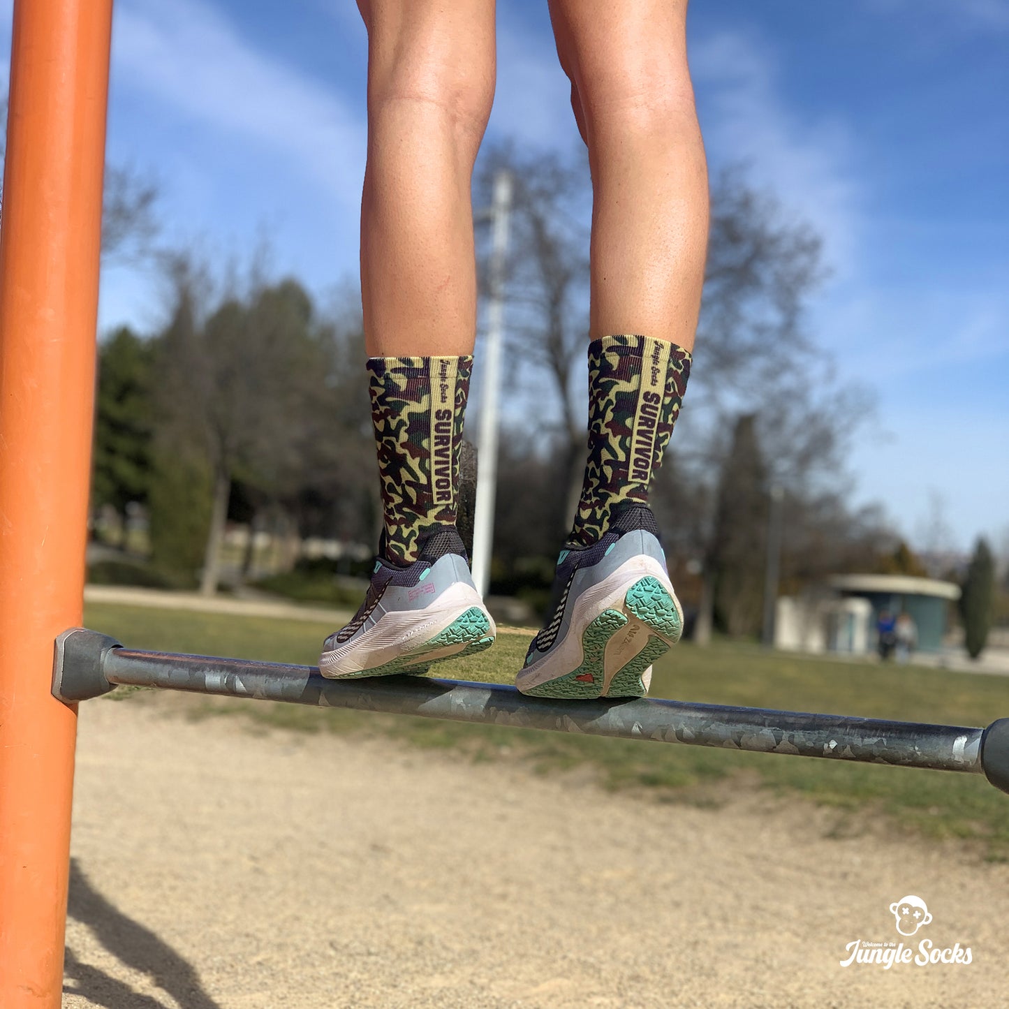Chica entrenando en el parque con calcetines JungleSocks con diseño de camuflaje