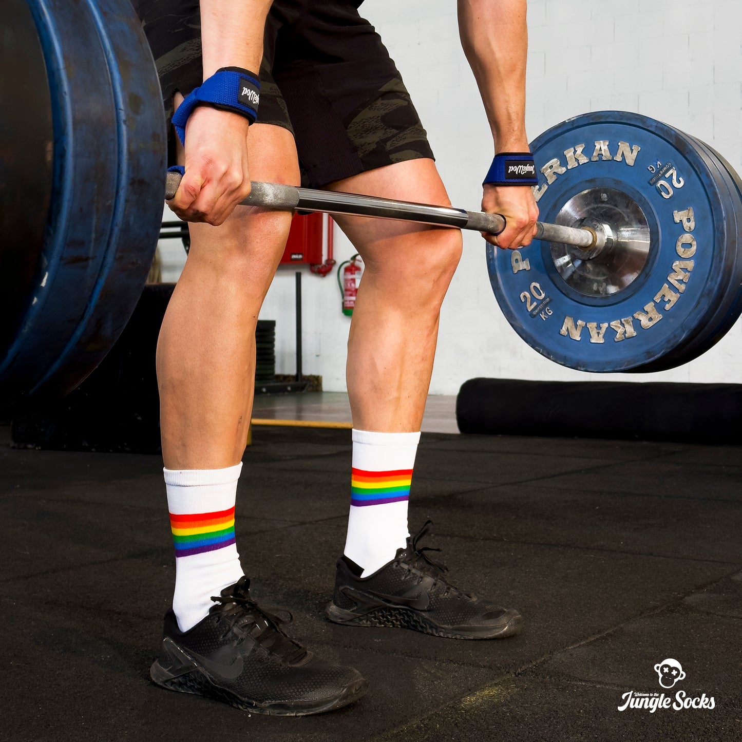 Deportista de crossfit con calcetines blancos deportivos con bandera del orgullo gay